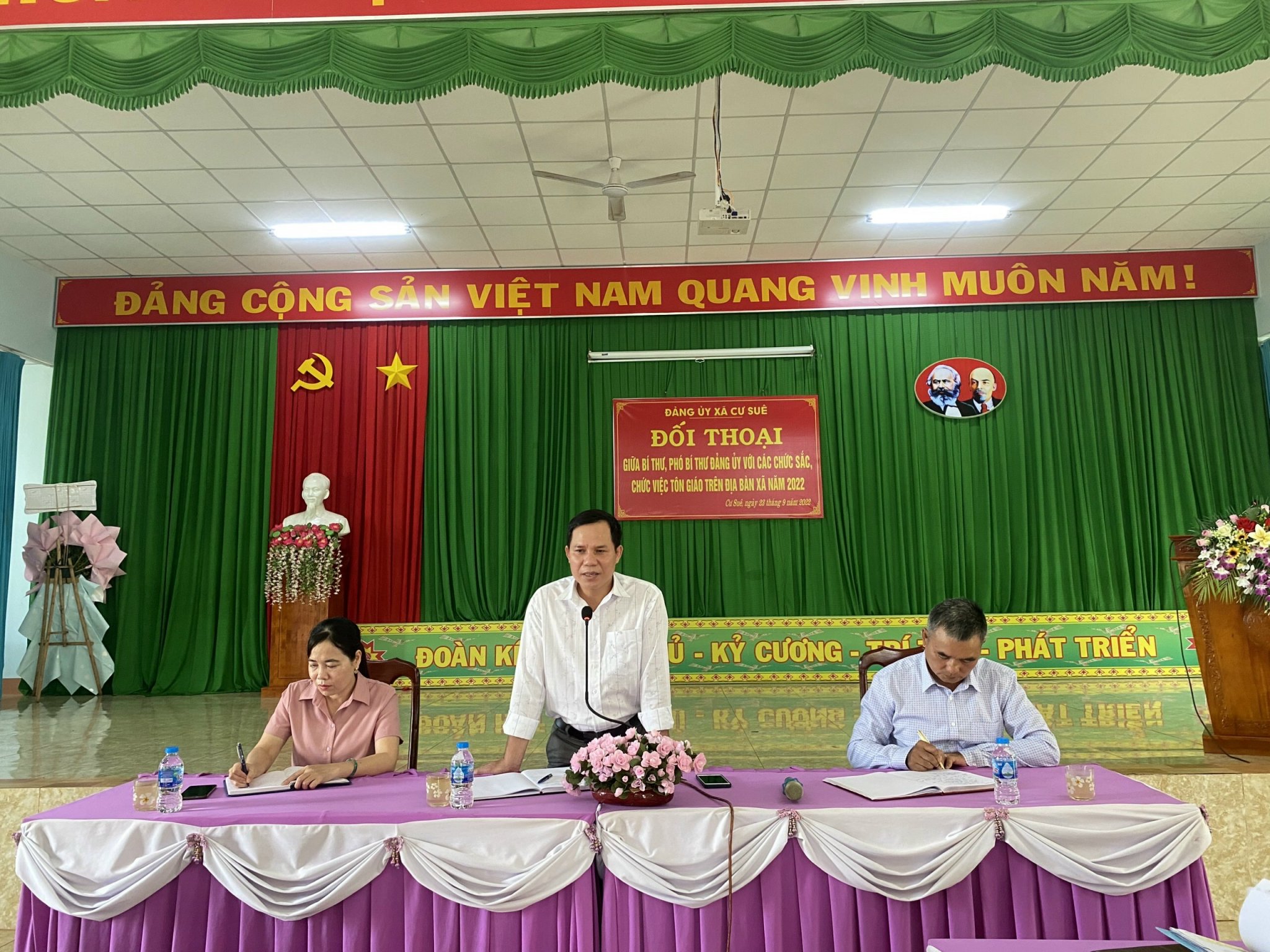 ĐỐI THOẠI GIỮA BÍ THƯ VÀ CÁC PHÓ BÍ THƯ ĐẢNG ỦY XÃ CƯ SUÊ